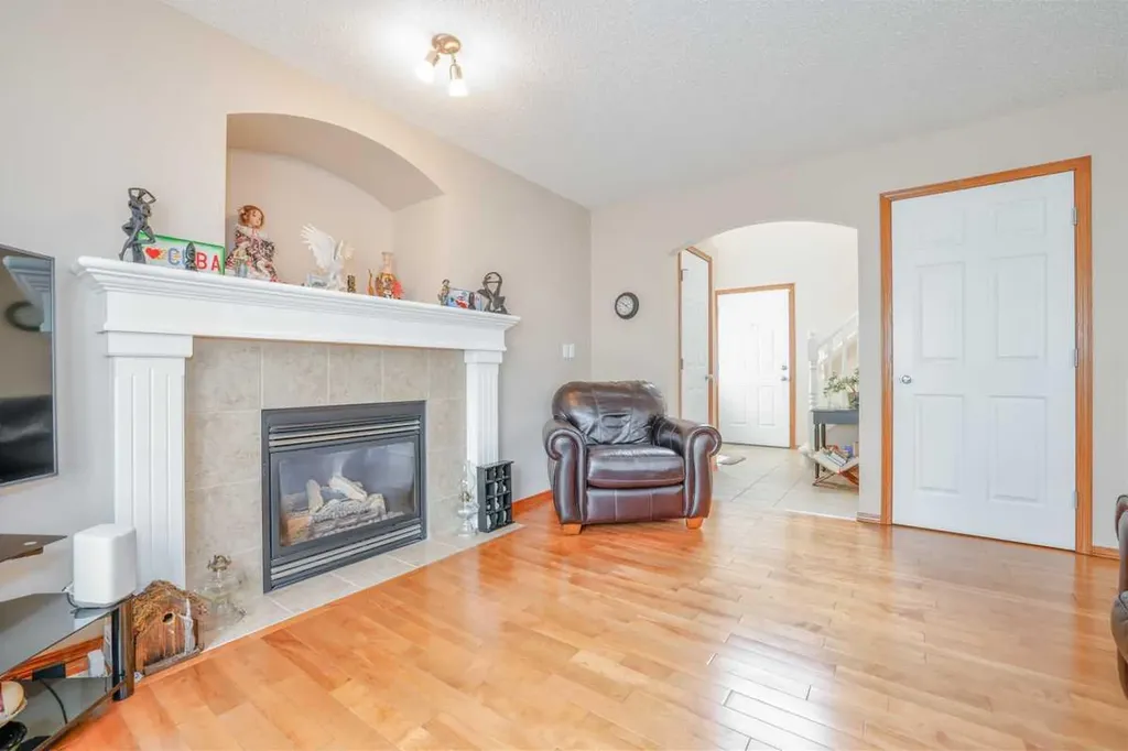 42 Royal Birch Landing NW Calgary AB T3G 5R3