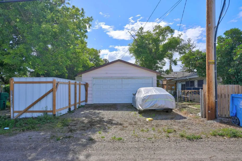 1409 13 Street N Lethbridge AB T1H 2T8