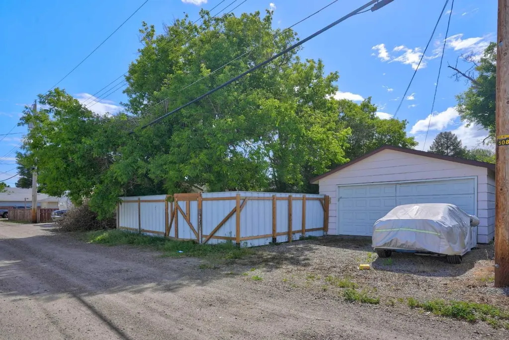 1409 13 Street N Lethbridge AB T1H 2T8