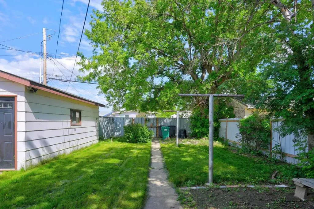 1409 13 Street N Lethbridge AB T1H 2T8