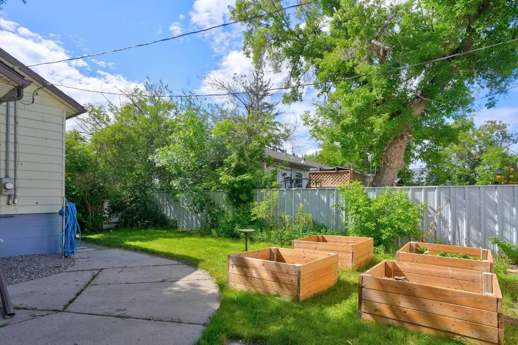 1409 13 Street N Lethbridge AB T1H 2T8