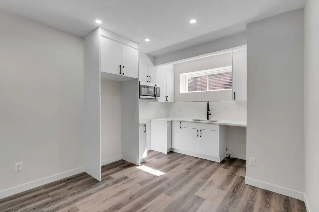 48 Lucas Passage NW Calgary AB T3P 2E3