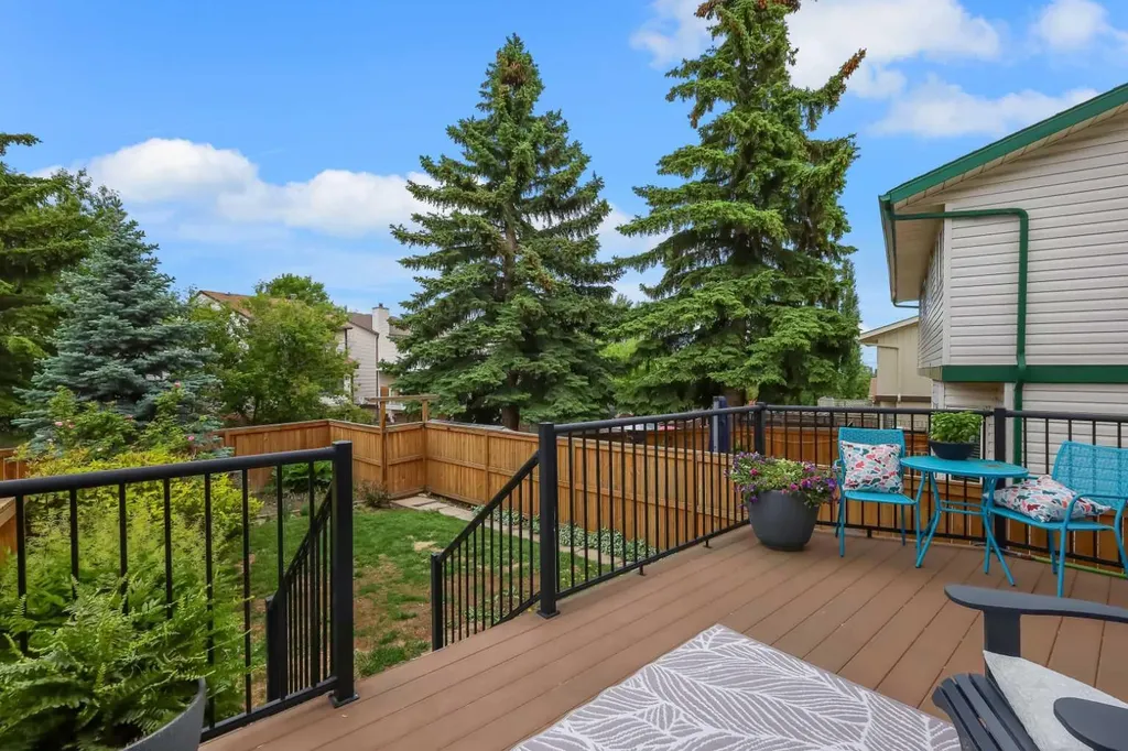 81 Strathcona Crescent SW Calgary AB T3H1K9