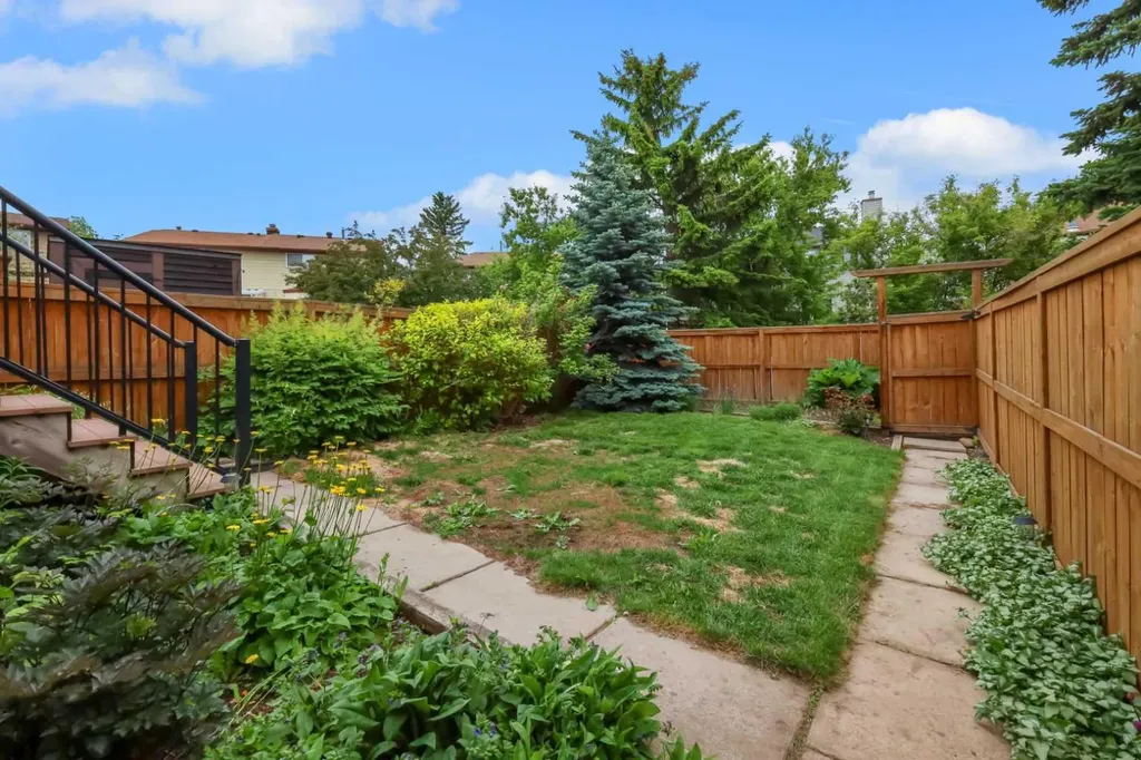 81 Strathcona Crescent SW Calgary AB T3H1K9