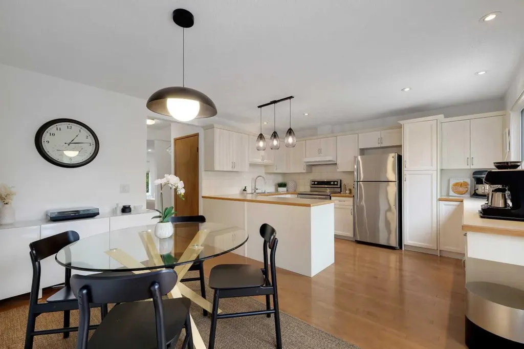 81 Strathcona Crescent SW Calgary AB T3H1K9