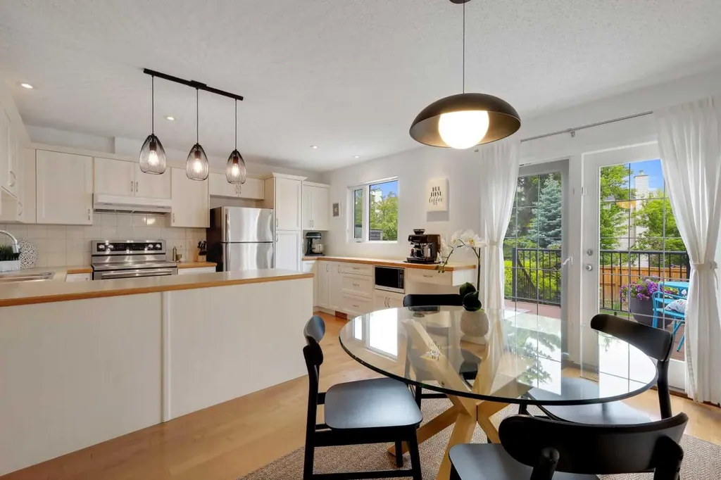 81 Strathcona Crescent SW Calgary AB T3H1K9