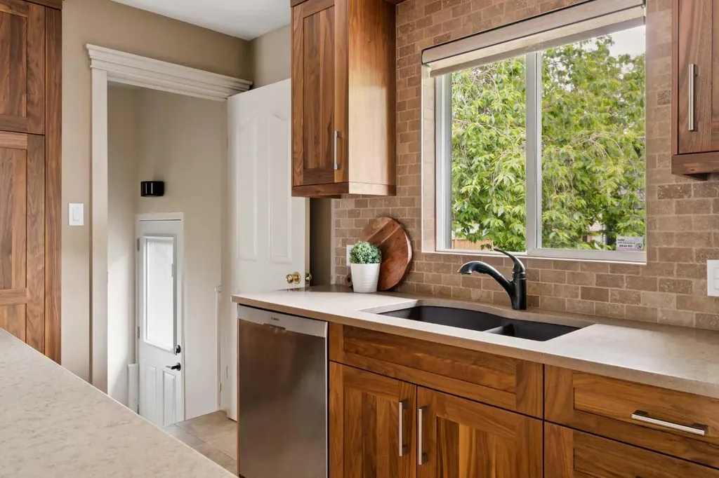 220 41 Avenue NW Calgary AB T2K 0G8