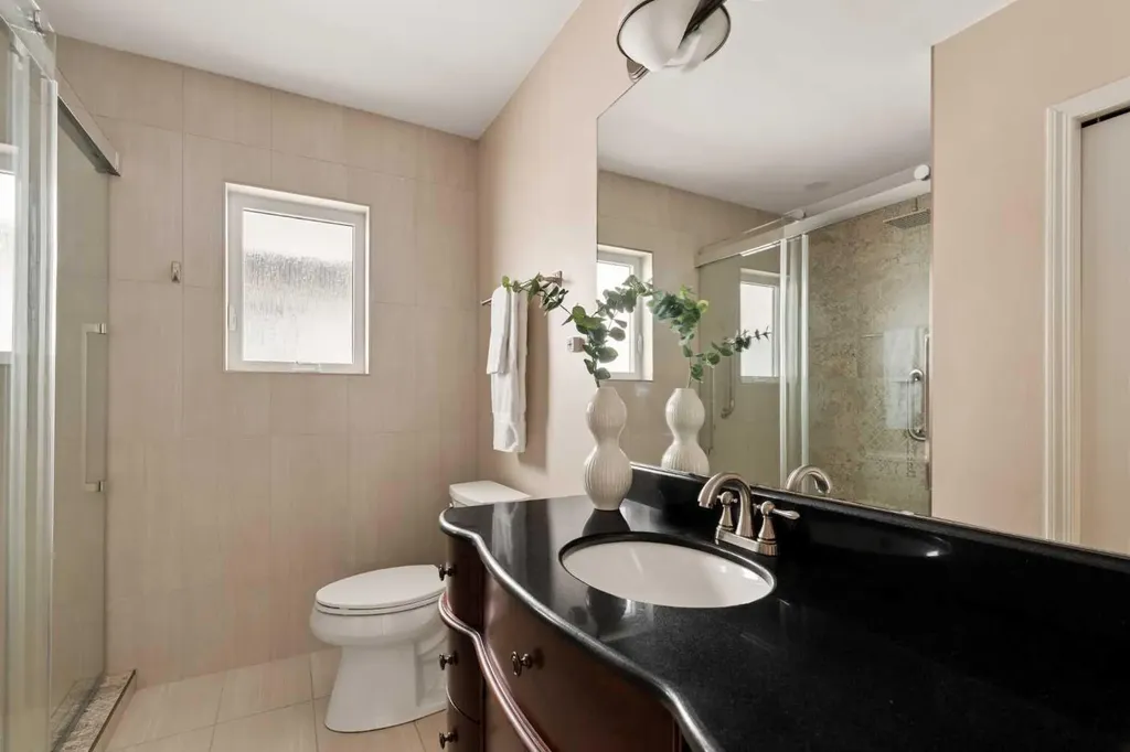 220 41 Avenue NW Calgary AB T2K 0G8