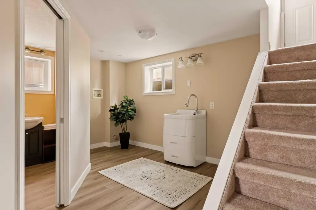 220 41 Avenue NW Calgary AB T2K 0G8