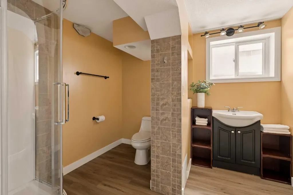 220 41 Avenue NW Calgary AB T2K 0G8