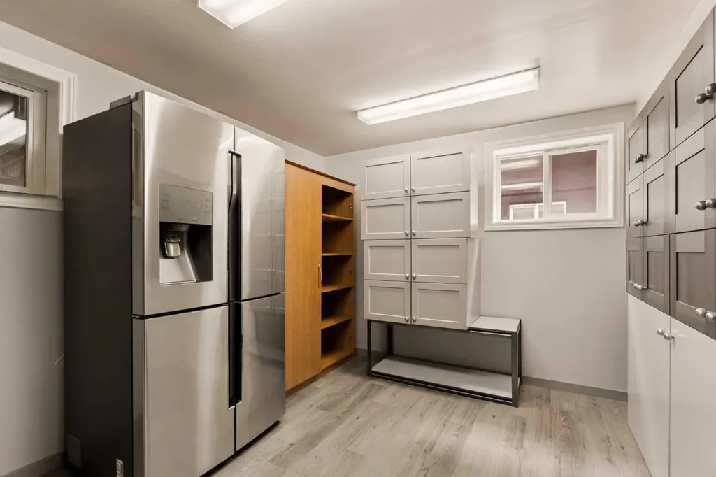 220 41 Avenue NW Calgary AB T2K 0G8