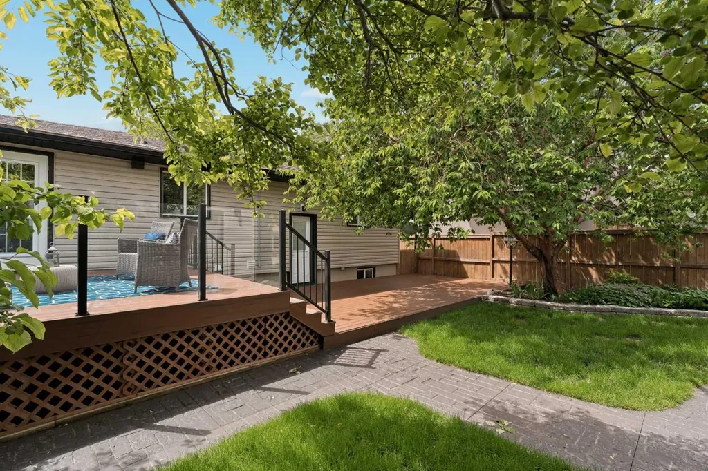 220 41 Avenue NW Calgary AB T2K 0G8