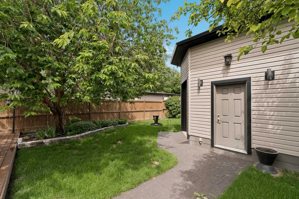 220 41 Avenue NW Calgary AB T2K 0G8