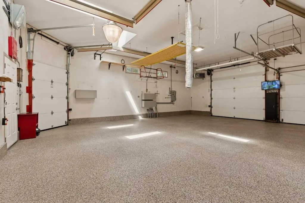 220 41 Avenue NW Calgary AB T2K 0G8