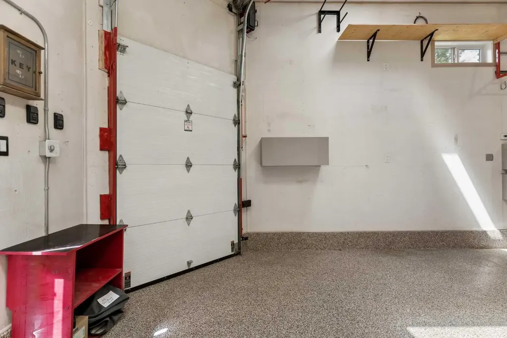 220 41 Avenue NW Calgary AB T2K 0G8
