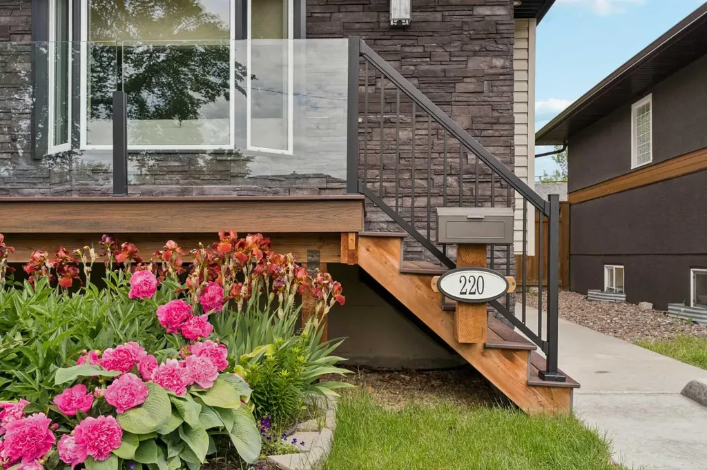 220 41 Avenue NW Calgary AB T2K 0G8