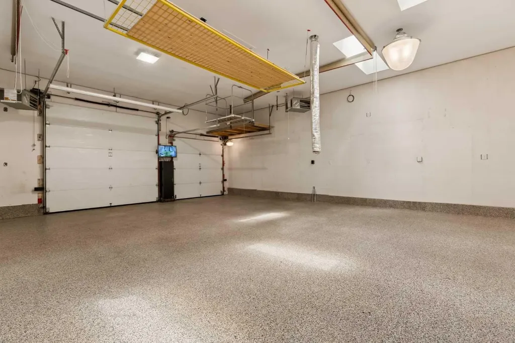 220 41 Avenue NW Calgary AB T2K 0G8