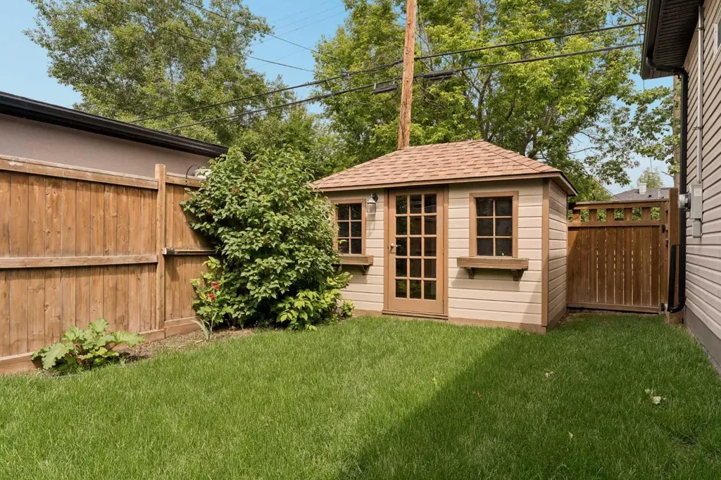 220 41 Avenue NW Calgary AB T2K 0G8