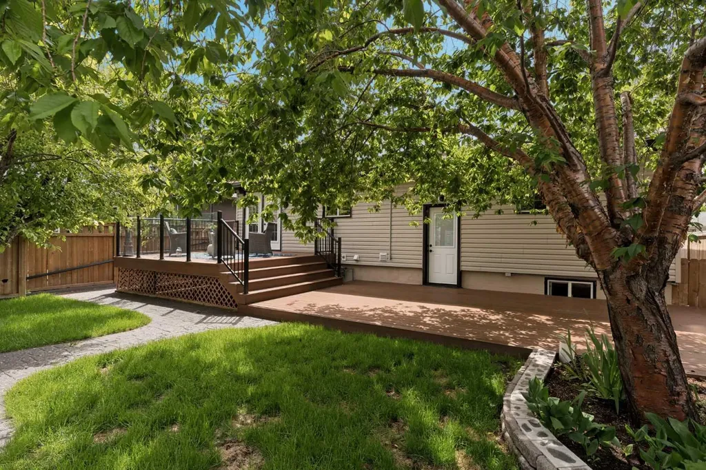 220 41 Avenue NW Calgary AB T2K 0G8