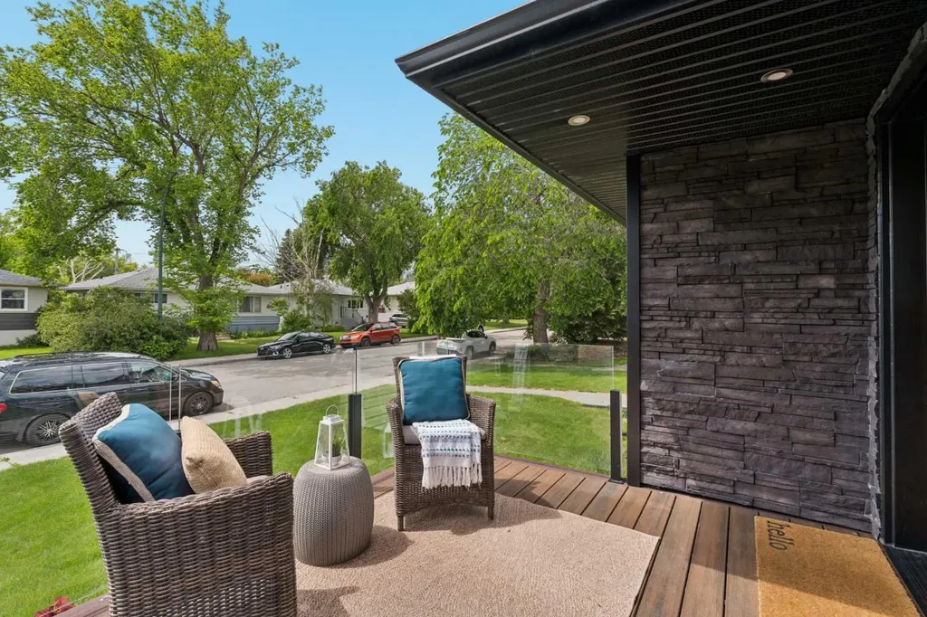 220 41 Avenue NW Calgary AB T2K 0G8