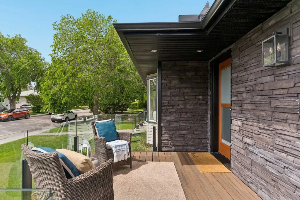 220 41 Avenue NW Calgary AB T2K 0G8