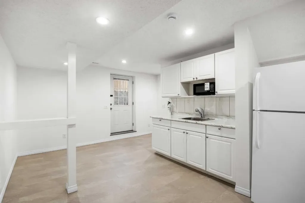 144 Panamount Lane NW Calgary AB T3K 5Y6