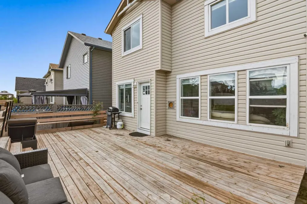 319 Coventry Road NE Calgary AB T3K5K5