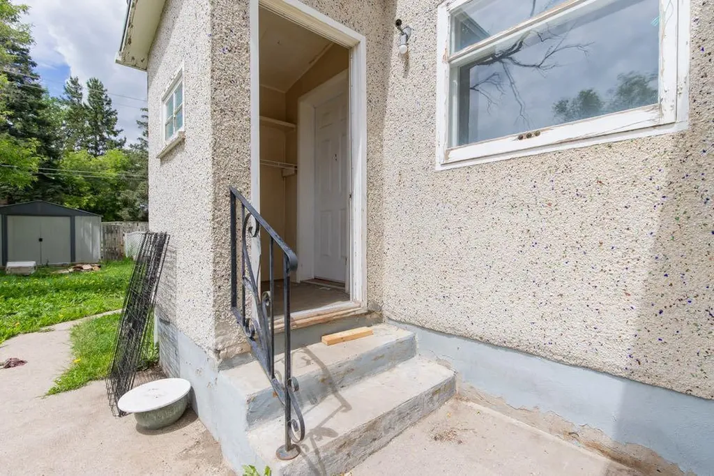 1218 13 Street N Lethbridge AB T1H2T6