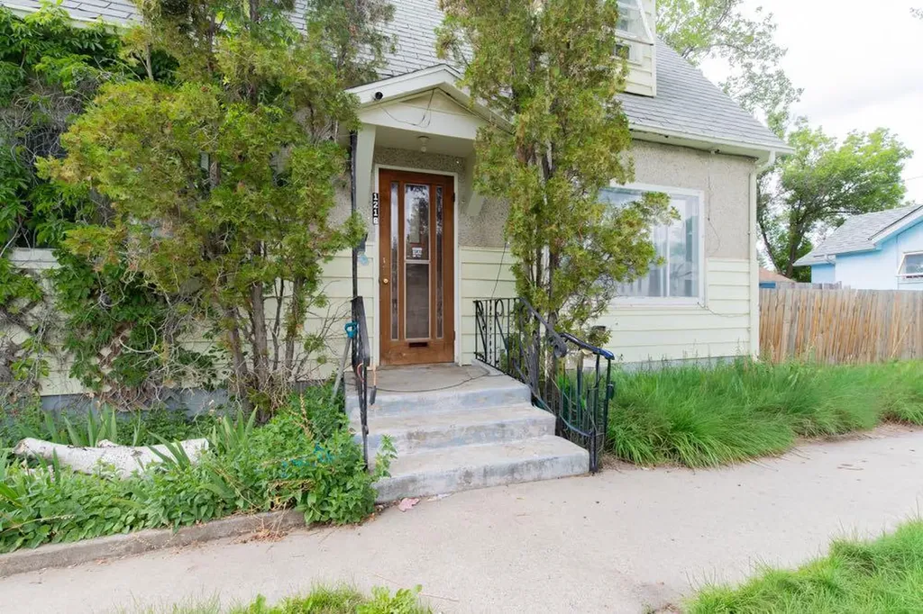 1218 13 Street N Lethbridge AB T1H2T6