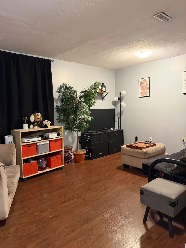 10107 90 Avenue Grande Prairie AB T8V 0E8