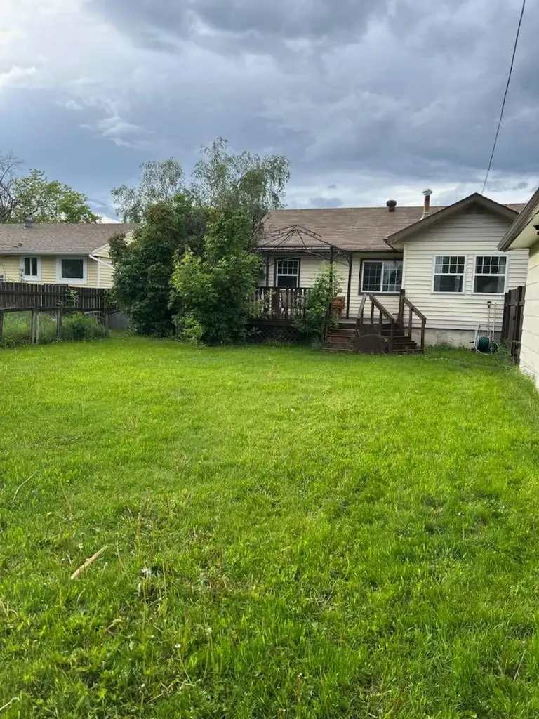 10107 90 Avenue Grande Prairie AB T8V 0E8