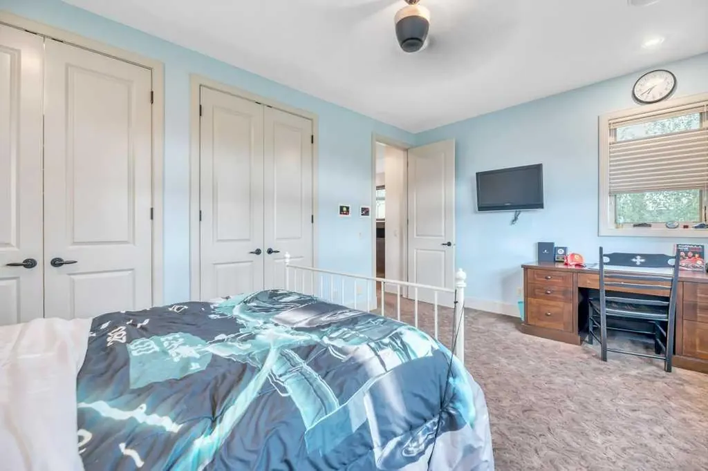 377 Evergreen Circle SW Calgary AB T2Y 0B8