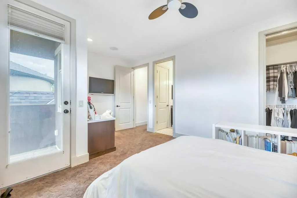 377 Evergreen Circle SW Calgary AB T2Y 0B8