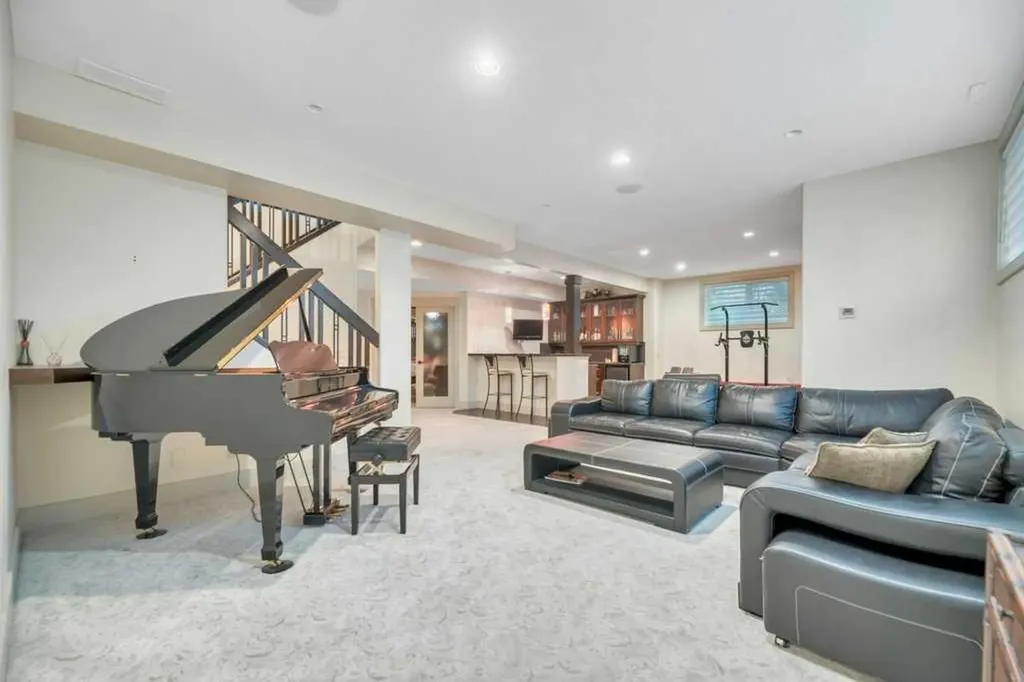 377 Evergreen Circle SW Calgary AB T2Y 0B8