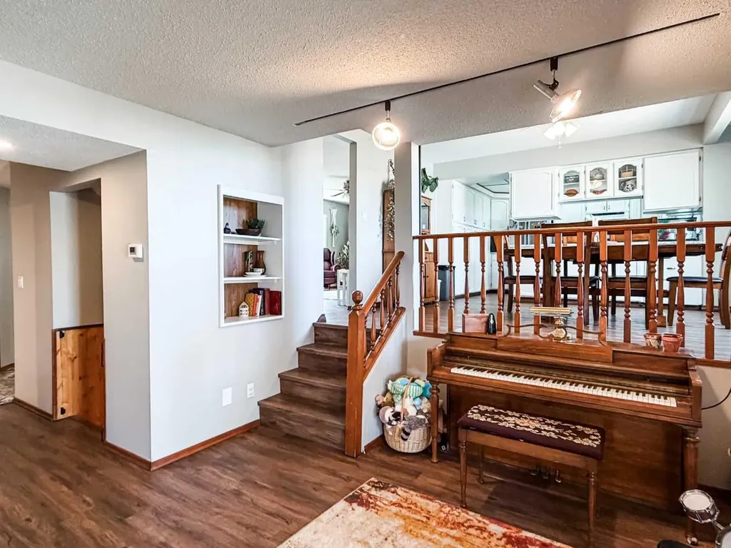 2 55 Street Close Stettler AB T4K 1J3