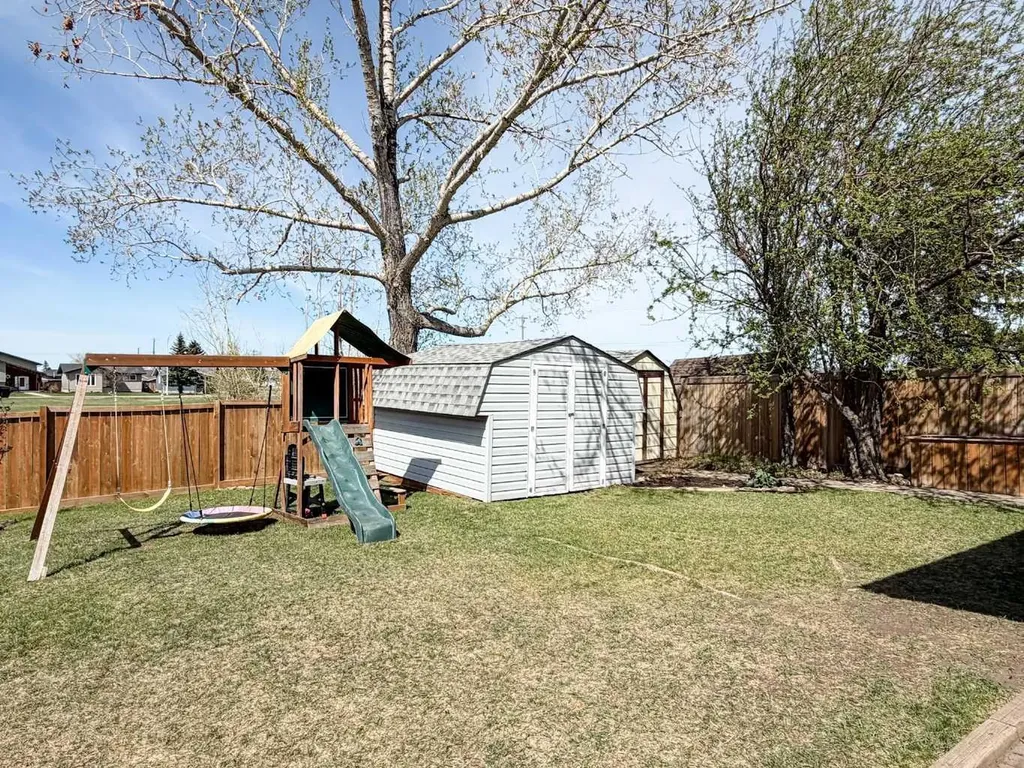 2 55 Street Close Stettler AB T4K 1J3