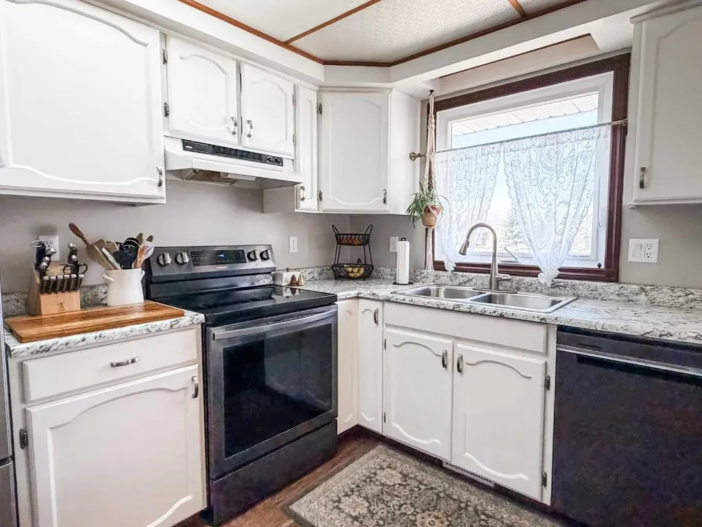 2 55 Street Close Stettler AB T4K 1J3