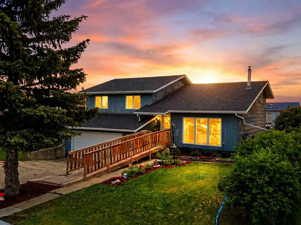 28 Larne Place Penhold AB T0M 1R0