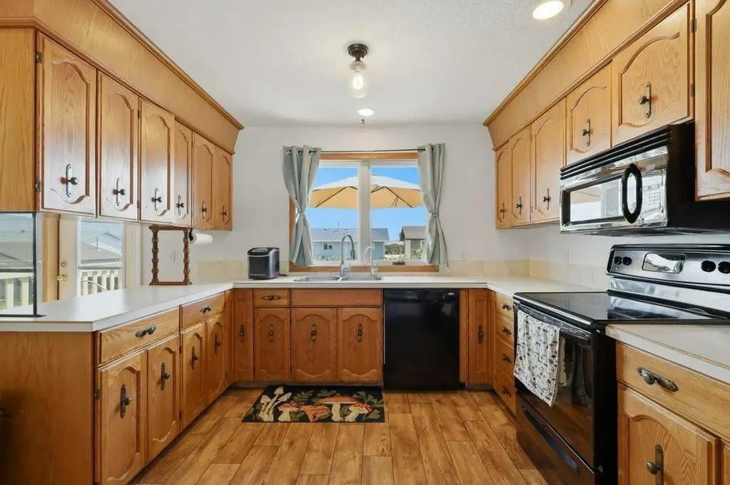 28 Larne Place Penhold AB T0M 1R0