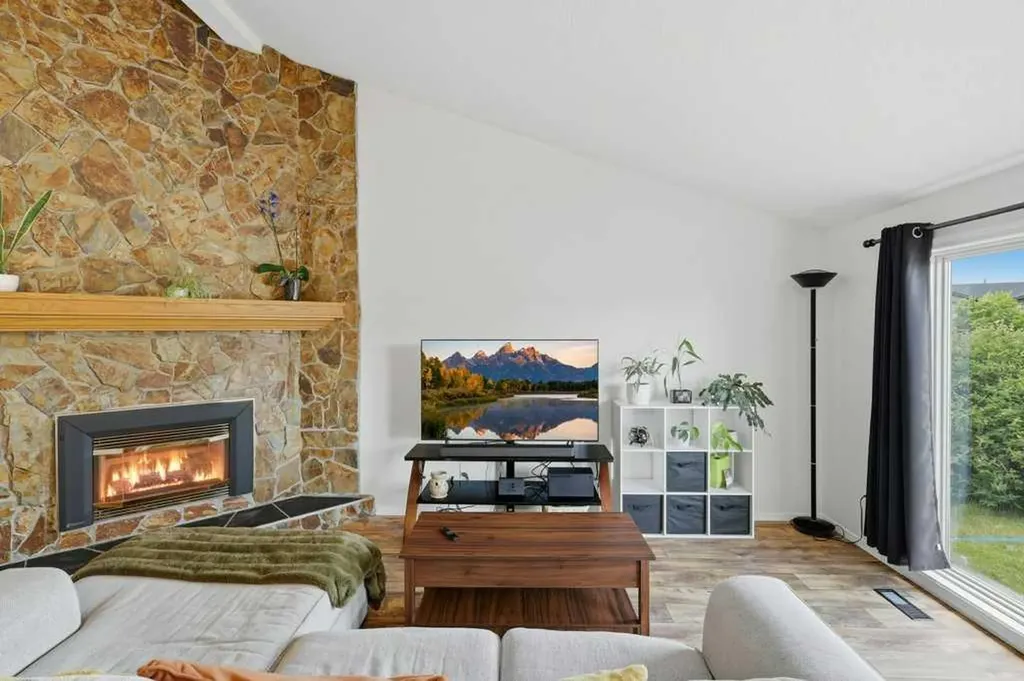 28 Larne Place Penhold AB T0M 1R0