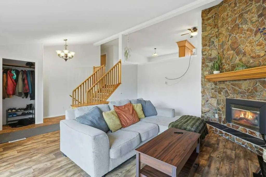 28 Larne Place Penhold AB T0M 1R0