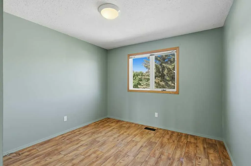 28 Larne Place Penhold AB T0M 1R0