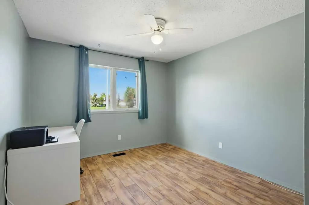 28 Larne Place Penhold AB T0M 1R0