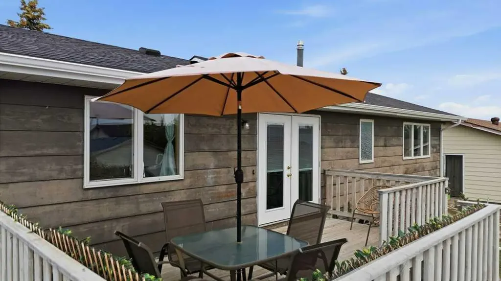 28 Larne Place Penhold AB T0M 1R0