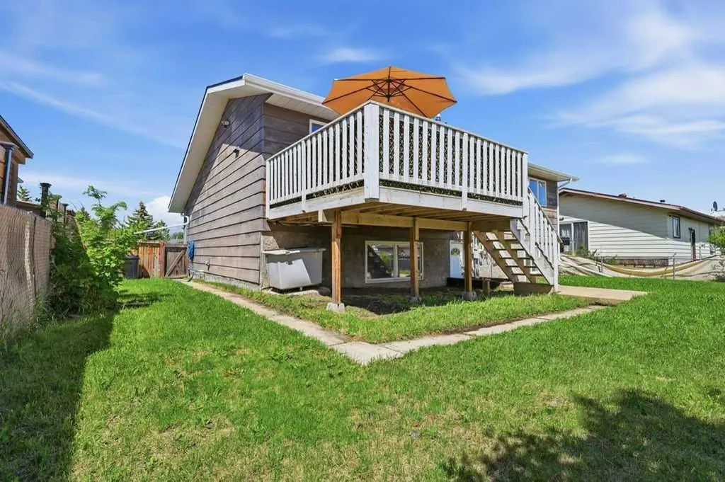28 Larne Place Penhold AB T0M 1R0
