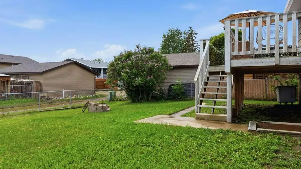 28 Larne Place Penhold AB T0M 1R0