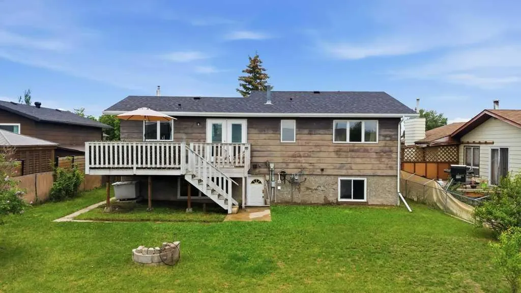 28 Larne Place Penhold AB T0M 1R0
