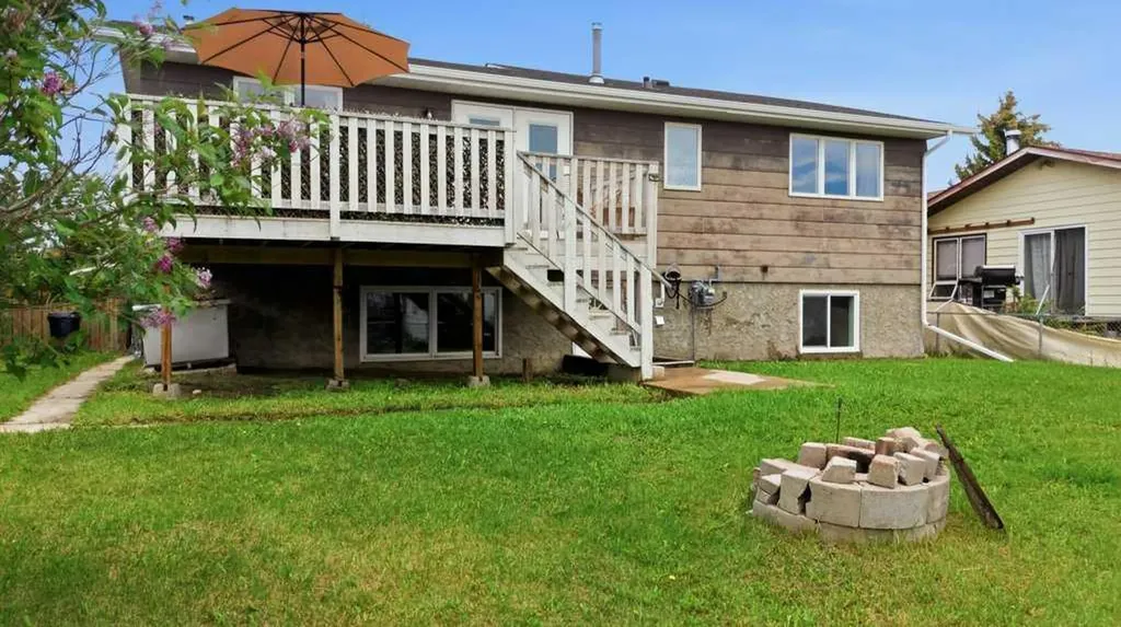 28 Larne Place Penhold AB T0M 1R0