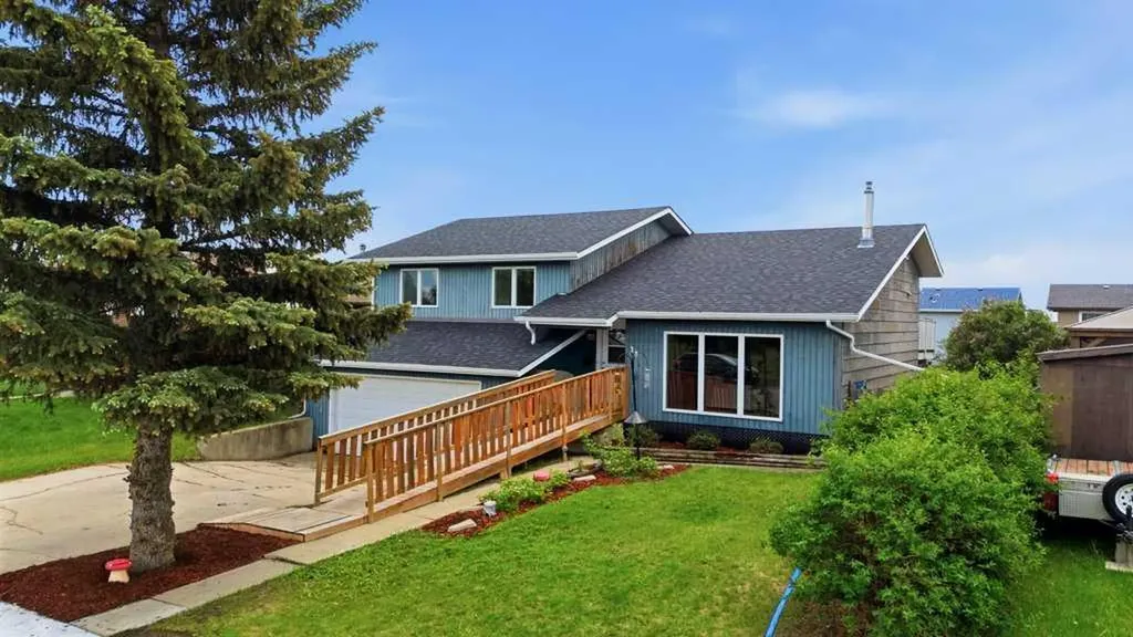 28 Larne Place Penhold AB T0M 1R0