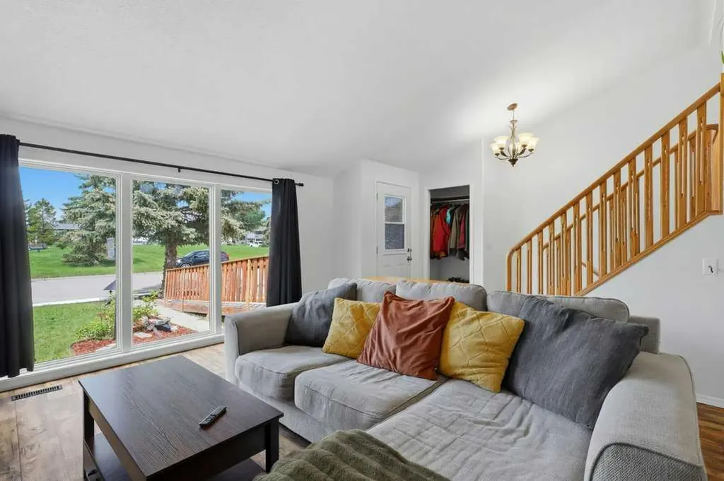 28 Larne Place Penhold AB T0M 1R0